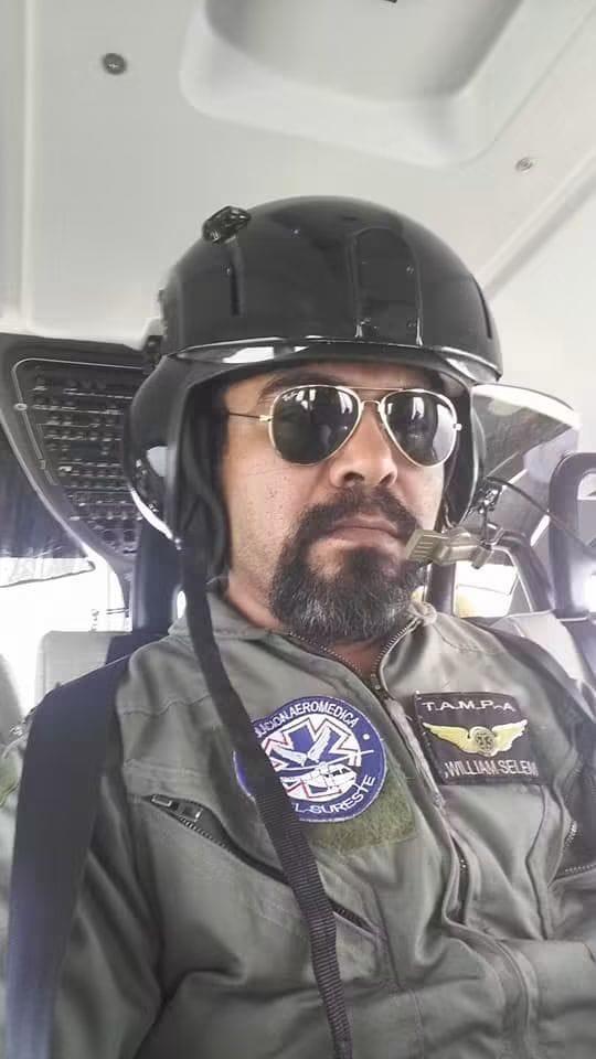 Paramédico de vuelo con casco, lentes y uniforme de la Tripulación Aeromédica del Sureste dentro de la aeronave